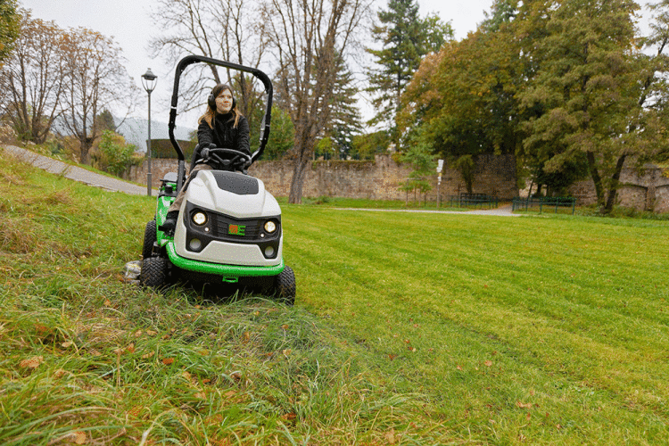 Etesia-Hydro-100-MK124-ride-on-Mower.gif