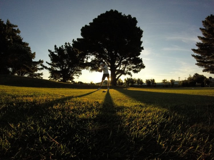 golfer in front of tree.jpg