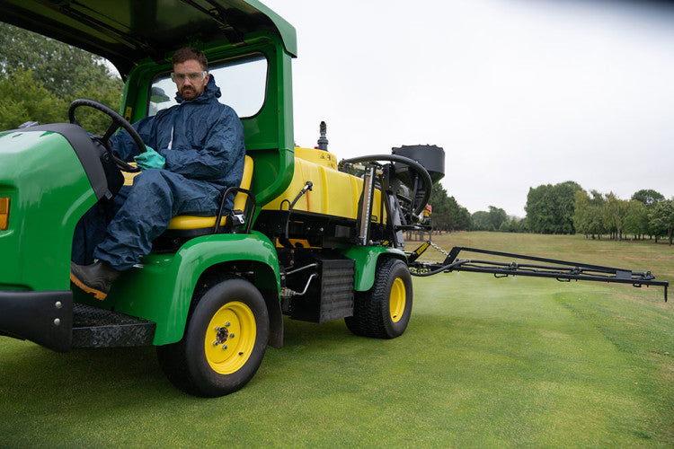 JD_Steve-Hardy-spraying-a-green-at-TLGC-with-the-John-Deere-HD200.jpg