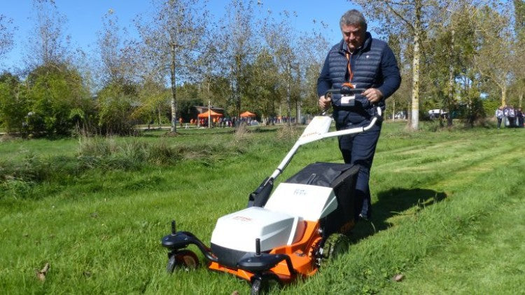 RMA 765 V PRO mower.jpg