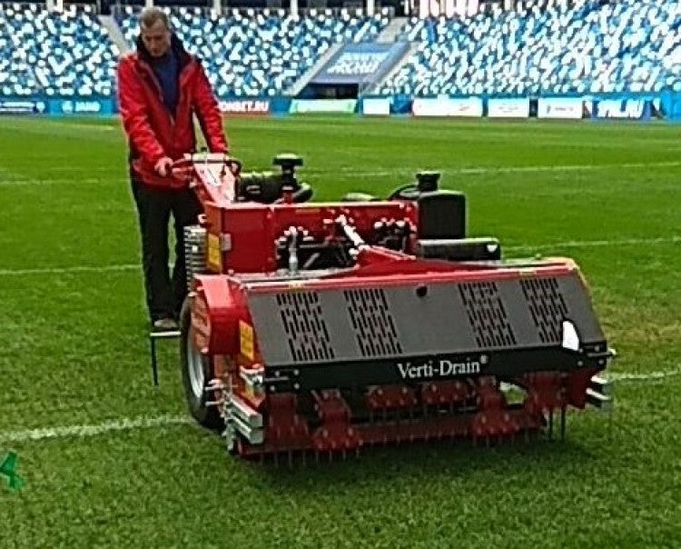 The-walk-behind-Redexim-Carrier-with-Verti-Drain-1513-aerator