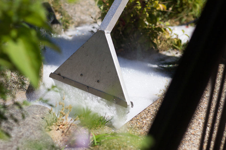 Weedingtech_Applying-foam-to-weeds.jpg